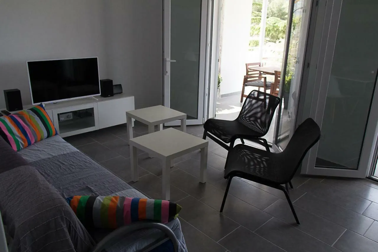Down By The Bay Apartment Cres